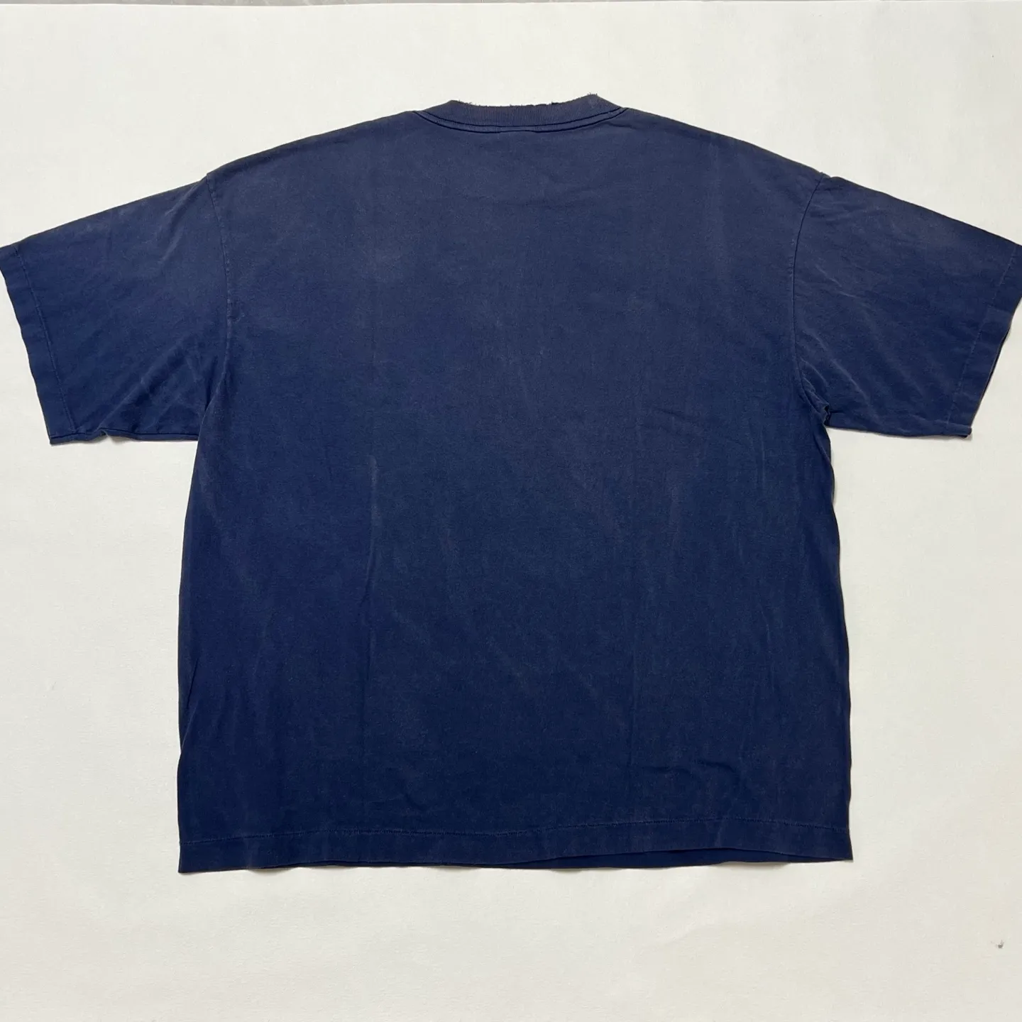 SAINT Mxxxxxx × Ghost in the Shell GS_SS TEE/GST IN THE SHELL/NVY Ghost in the Shell co-branded distressed short-sleeves White-haired plain character TEE Washed blue S-XL Look for the cylindrical fabric with no side seams. The open width is almost meaningless Asut ready-made garments dyed The whole piece is sprayed with horsetail. The collar and cuffs are faded. The collar and cuffs are frayed. Many hangings are worn. The oversized printing position restores the authenticity level. Customized joint main mark/wash mark/with little angel anti-counterfeiting mark